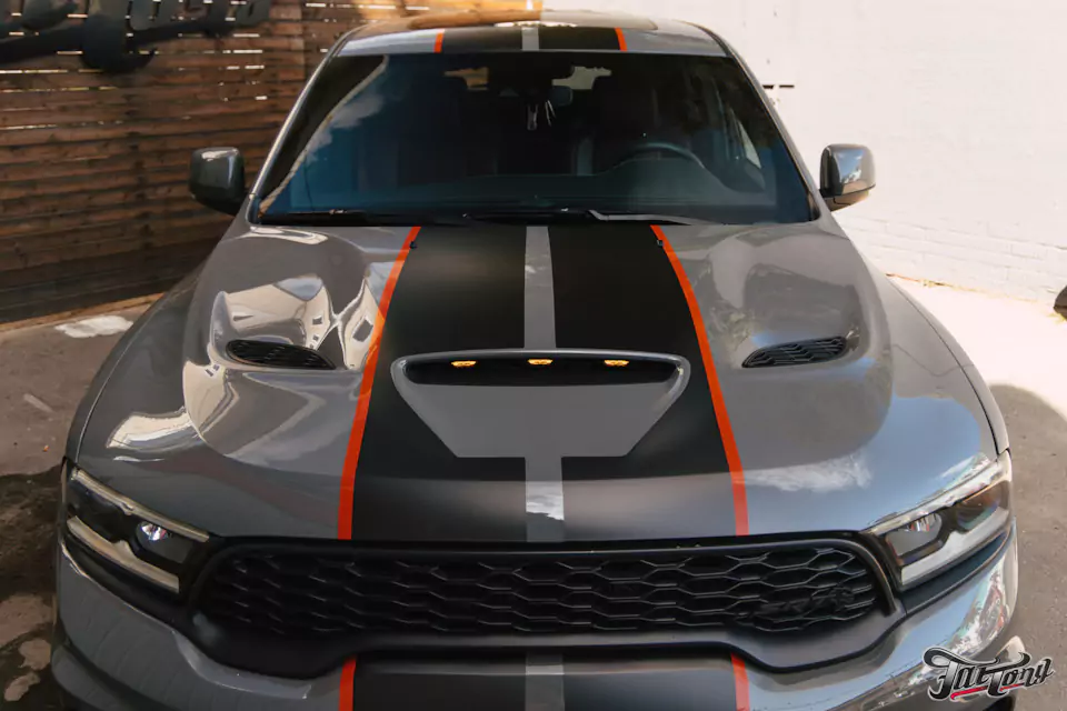 Добавили маркерные огни в капот для Dodge Durango SRT